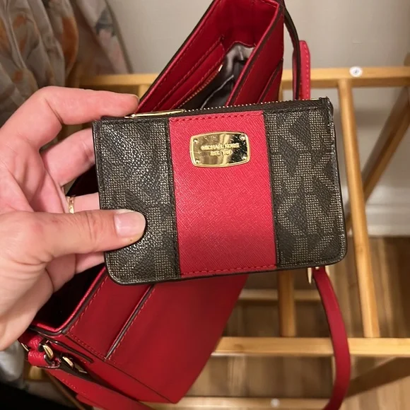 MK CROSSBODY BAG IN excellent condition - Picture 3 of 9